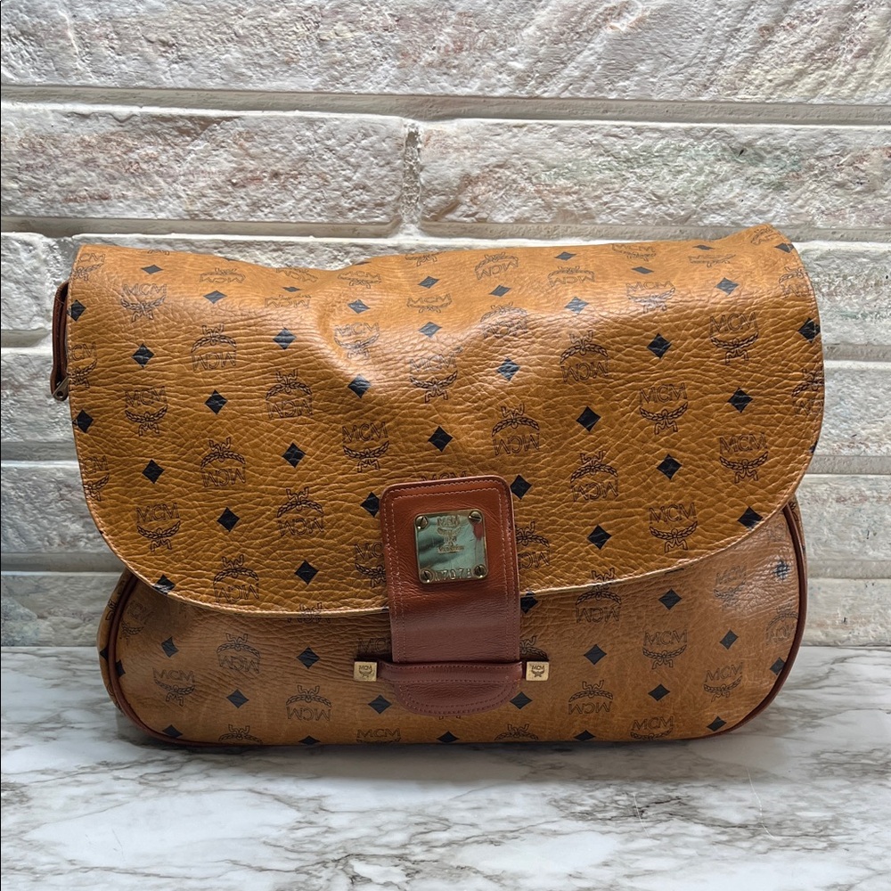 MCM LARGE Messenger/Tote crossbody bag. In EUC